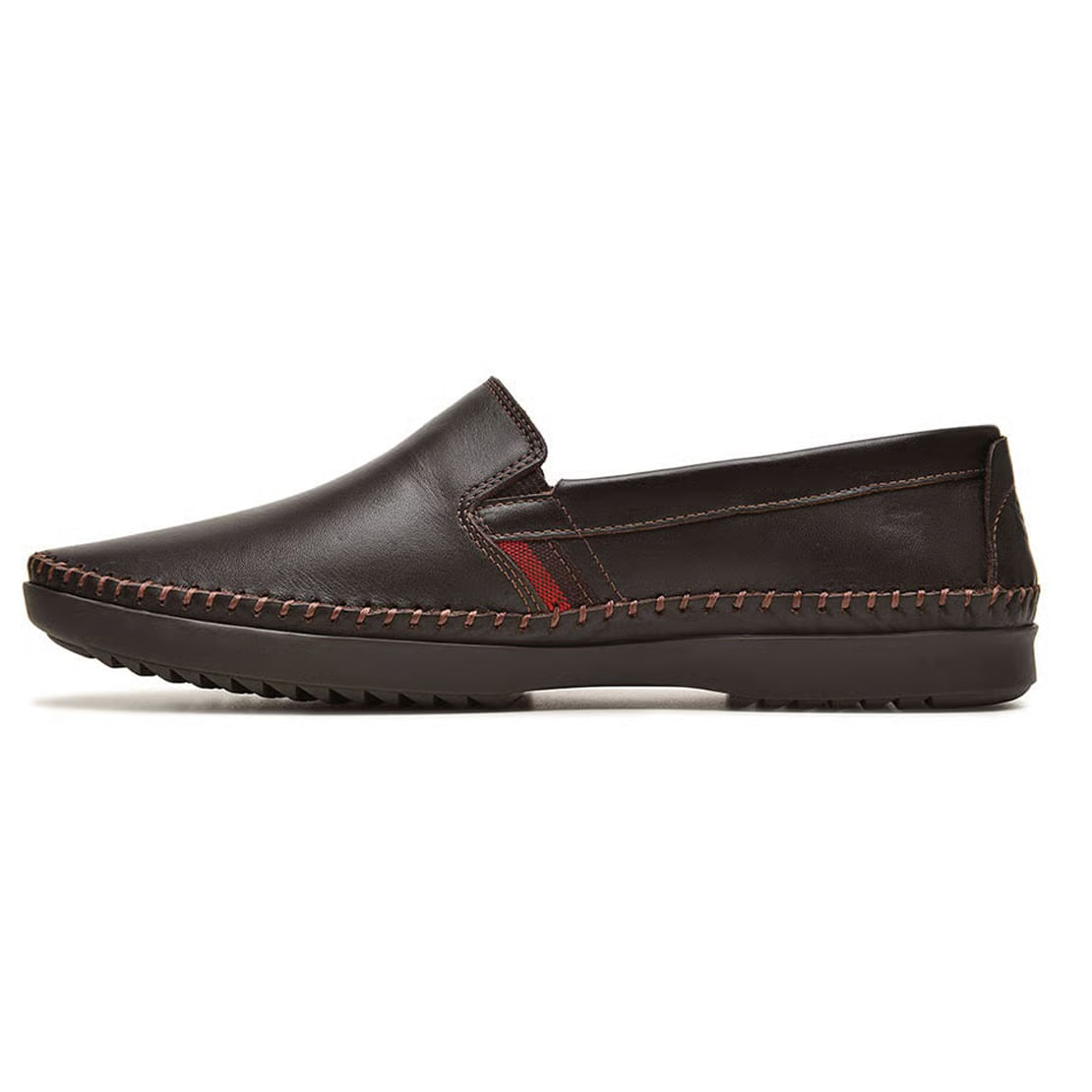 Dois mocassins masculinos Free Way marrom com detalhes vermelhos, vista lateral com sola texturizada